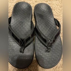 VIONIC flip flops size 9